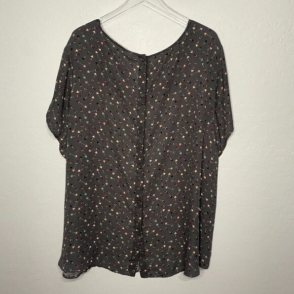 Torrid Abbey Arrow Georgette Buton Back Gray Blouse Top 5 5X 28 - Picture 7 of 7